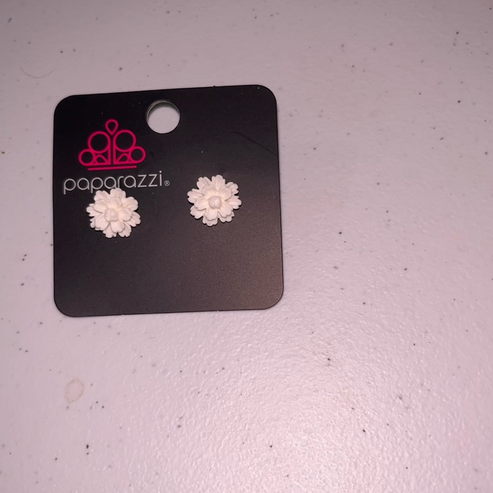 💙 NWT Paparazzi White Floral Earrings